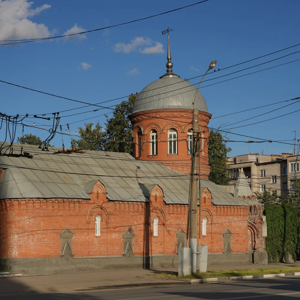 Ограда с решеткой, воротами и угловыми павильонами