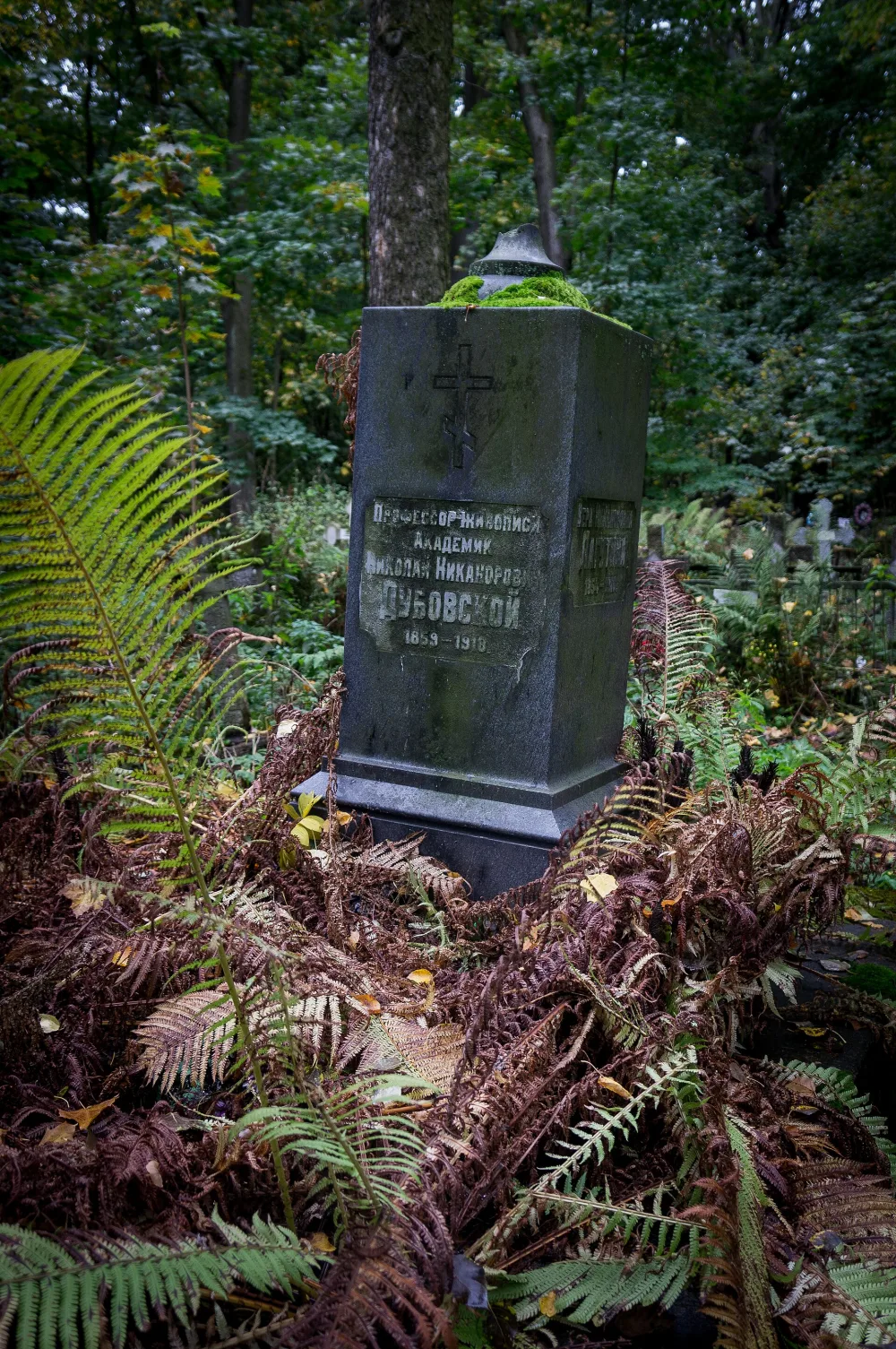Могила Н.Н. Дубовского (1859-1918), художника