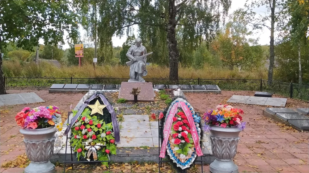 Братская могила советских воинов