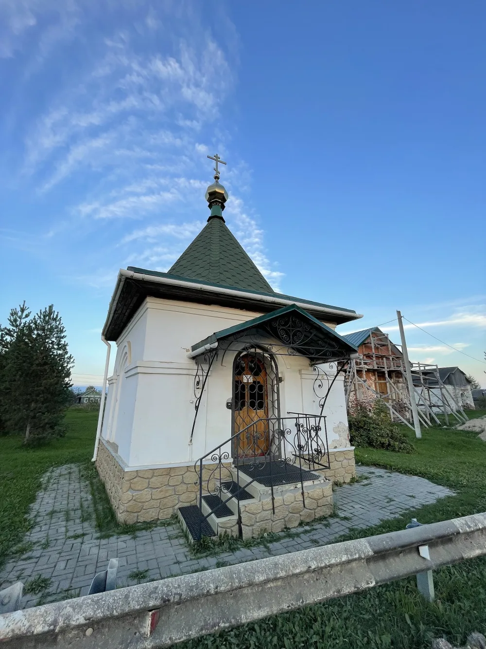 Часовня в церковной ограде