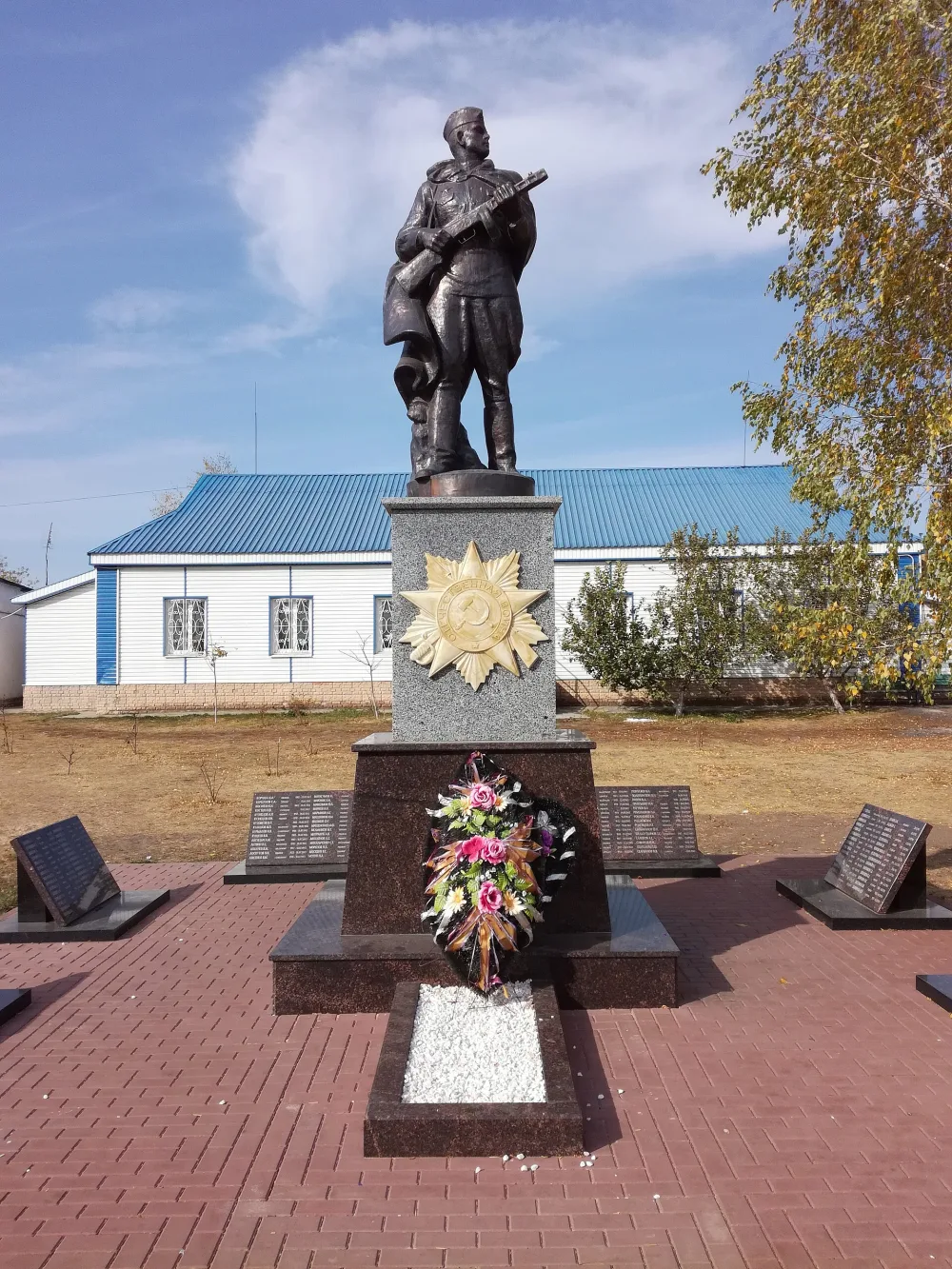 Братская могила 169 советских воинов