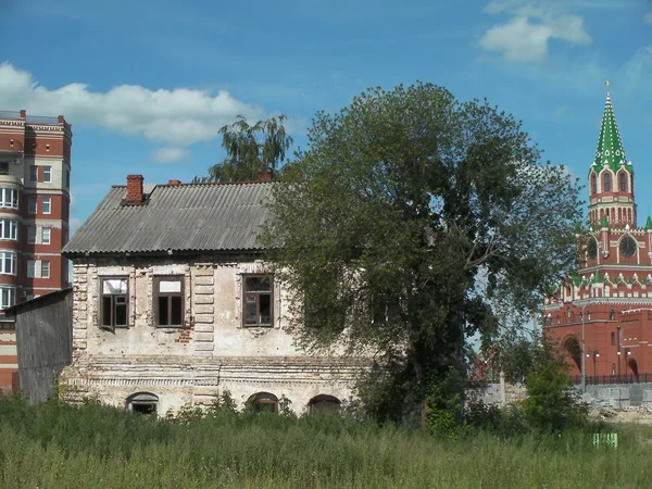 Палаты купца Карелина; здесь жил писатель С.Г. Чавайн