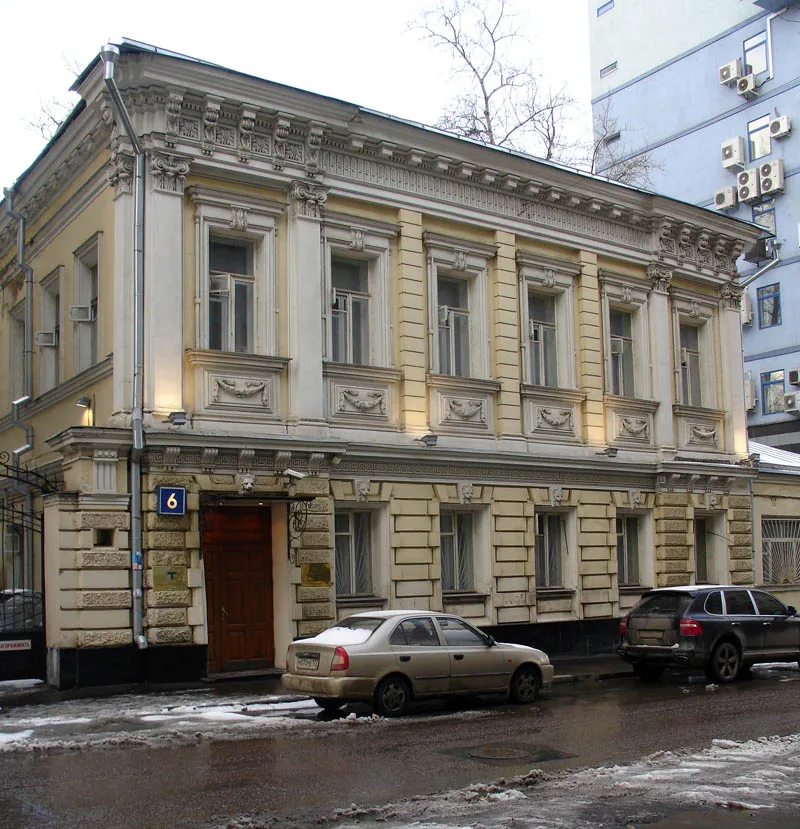 Главный дом городской усадьбы И. Г. Урина с оградой