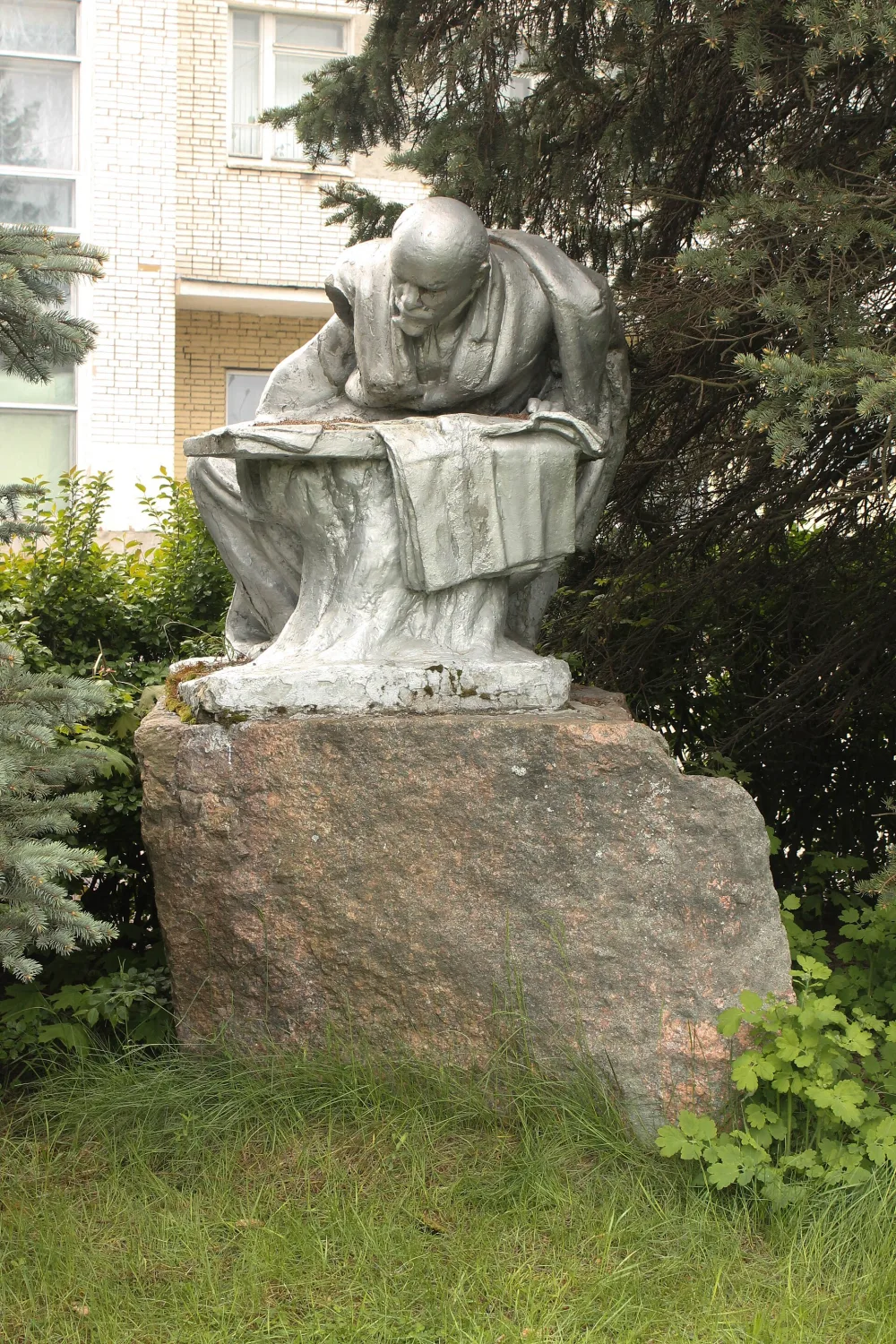 Памятник В.И.Ленину («Ленин в Разливе»)