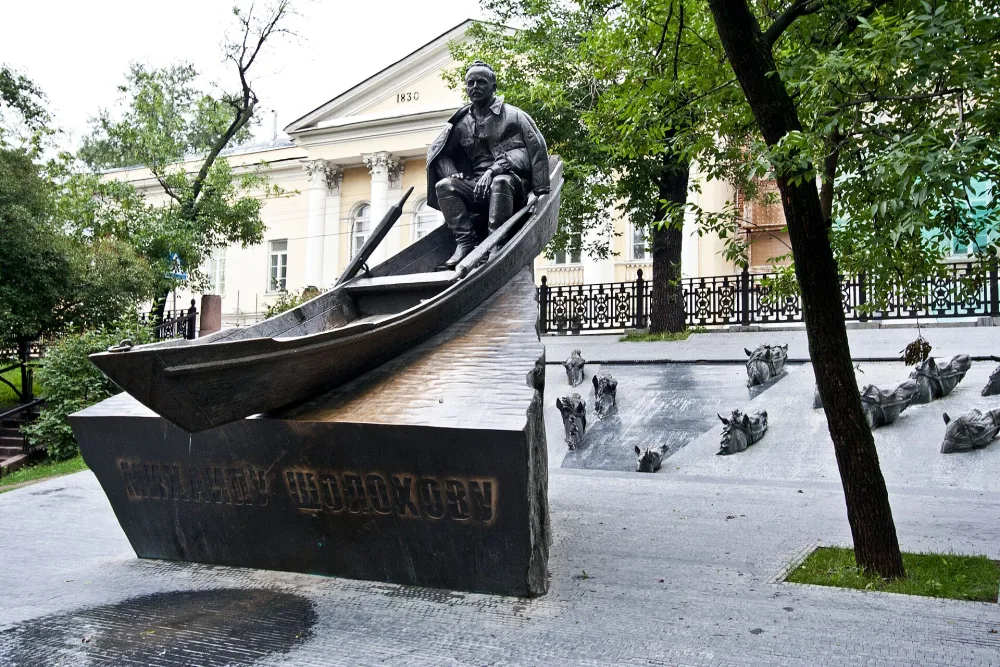 Памятник Шолохову