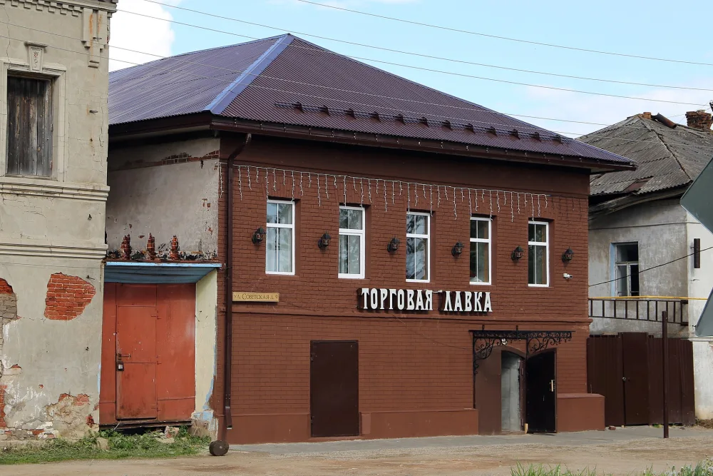 Жилой дом с лавками