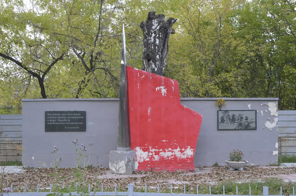 Братская могила и памятник у завода «Динамо»