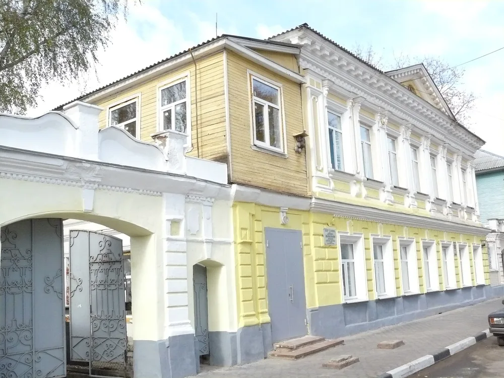 Кирпичные ворота с коваными створами