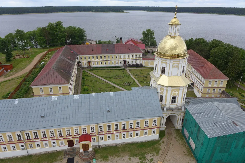 Церковь апостолов Петра и Павла (надвратная)