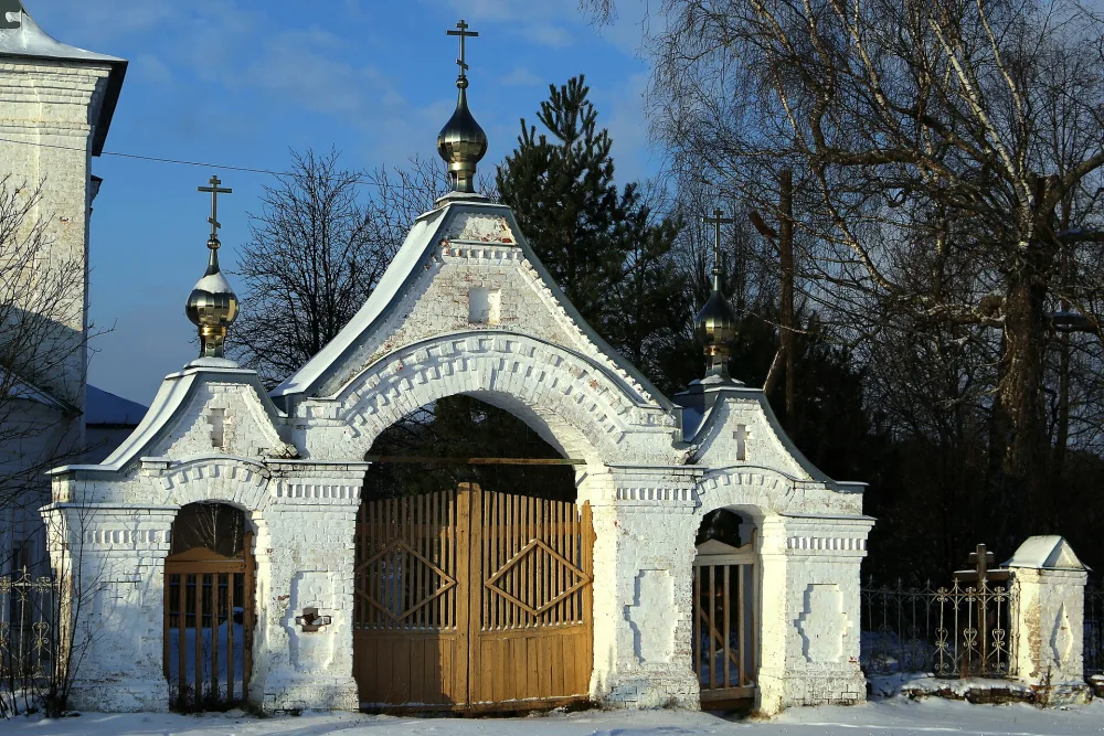 Ограда и святые ворота (Маршово)