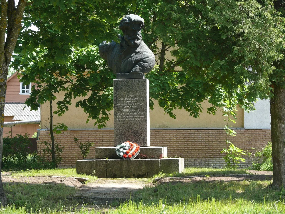 Памятник В. И. Зиновьеву