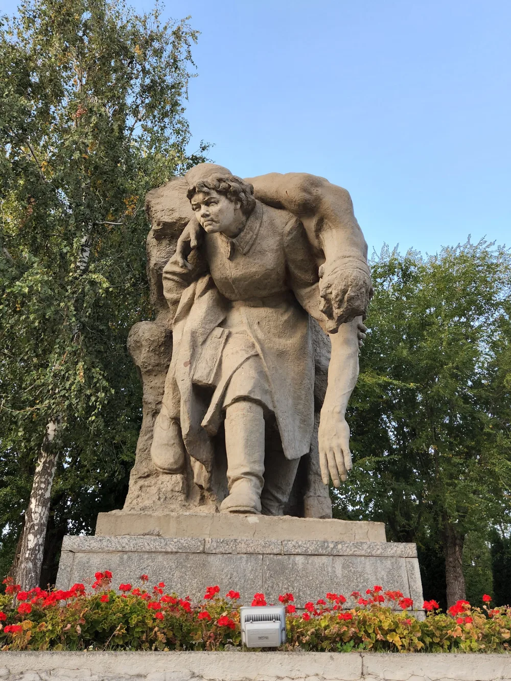 Скульптура «Девушка-санитарка, несущая раненого бойца» (Центральный район)