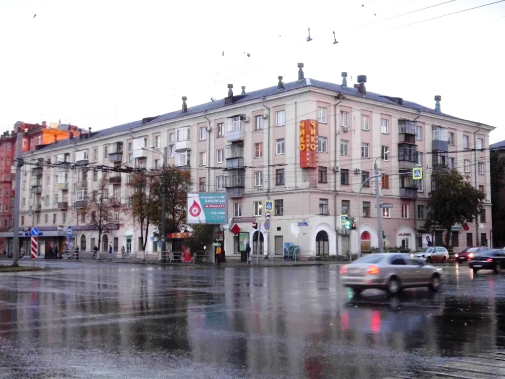 Жилой дом с магазинами