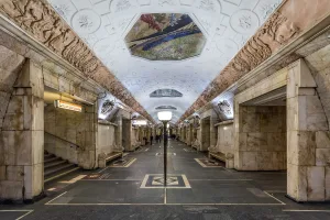 Перонный зал метро Новокузнецкая линии 2