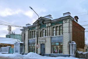 Магазин Ф.И. Гундобина с оградой