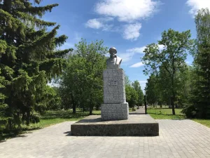 Памятник Б. М. Хитрово в Карсуне