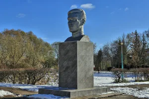 Памятник Герою Советского Союза Сергею Ильичу Ермолаеву