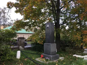 Памятник летчику Годовикову А.Н., Герою Советского Союза