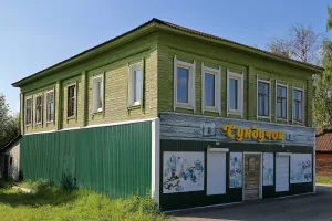 Жилой дом с лавкой