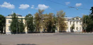Корпус на оси главного корпуса со стороны парка (Басманный)