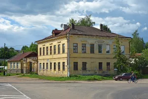 Усадьба (жилой дом с воротами)