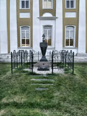 Могила генерал-майора И. Я. Шатилова