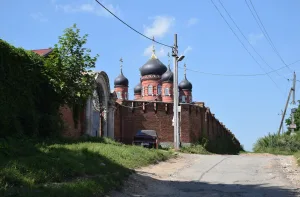 Монастырская ограда с башнями и воротами