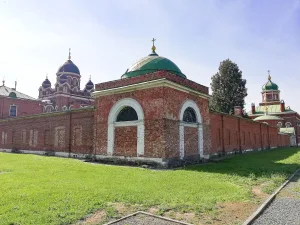 Северо-восточная башня ограды с церковью Филарета Милостивого