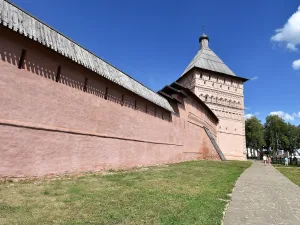 Прясло южной стены между Входной башней и Юго-западной наугольной башней