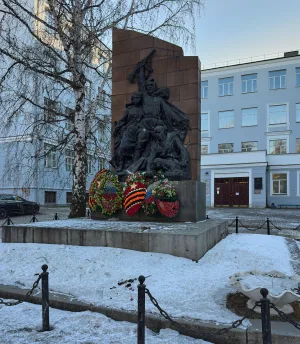 Памятник студентам, преподавателям и сотрудникам Уральского политехнического института
