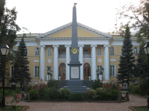 Парадный двор с обелиском (Басманный)