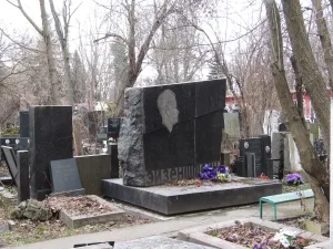 Могила Эйзенштейна Сергея Михайловича (1898-1948), кинорежиссёра (Хамовники)