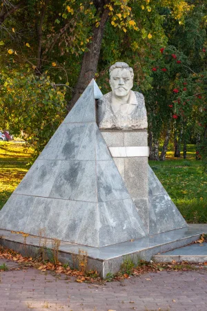 Памятник сталевару А.Н. Грязнову