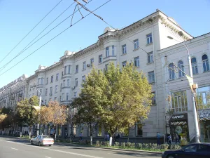 пятиэтажный жилой дом с магазином