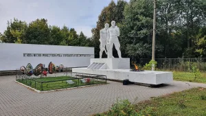 Братская могила советских воинов