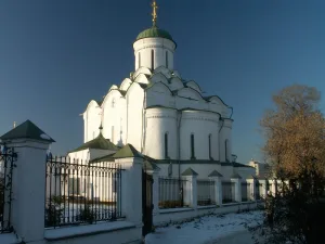 Ограда (сохранилась лишь с южной стороны)