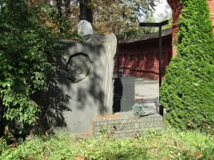 Могила и надгробие художников В. К. Бялыницкого-Бирули и Б. И. Волкова