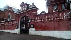 Красноармейская улица 6, Ограда с восточными воротами