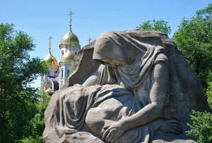 Скульптура «Скорбящая мать»