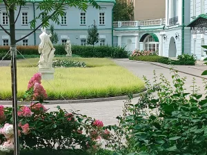 Две скульптуры на парадном дворе городской усадьбы