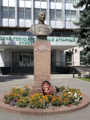 Бюст дважды Героя Советского Союза И. А. Плиева
