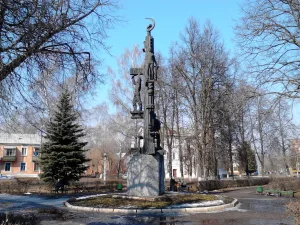 Памятник «Мы строим мир»