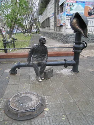 Памятник водопроводчику