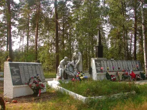 Братское кладбище с могилой Героя Советского Союза В. С. Сухова