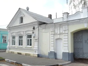 Кирпичные ворота с коваными створами