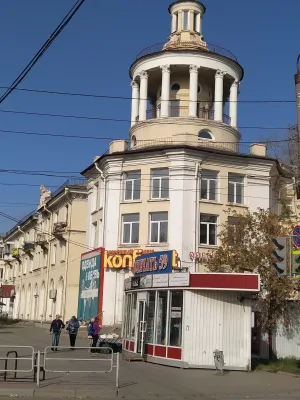 Здание молодёжного общежития с магазином