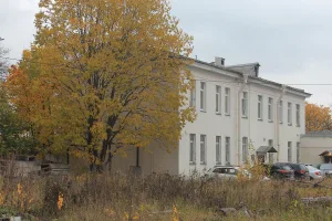 Корпус у железнодорожных путей