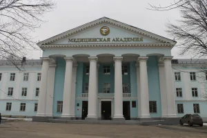 Портик здания биологического факультета медицинского института