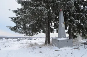 Памятник-обелиск на братской могиле красноармейцев