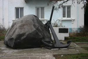 Мемориальный камень морякам — героям штурма г. Пиллау
